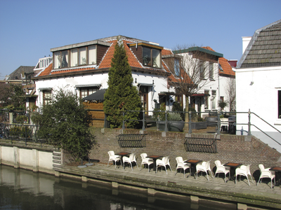 907742 Gezicht over de Vecht te Utrecht op de Brugstraat, vanaf de Zeedijk, met op de kade het terras van Restaurant ...